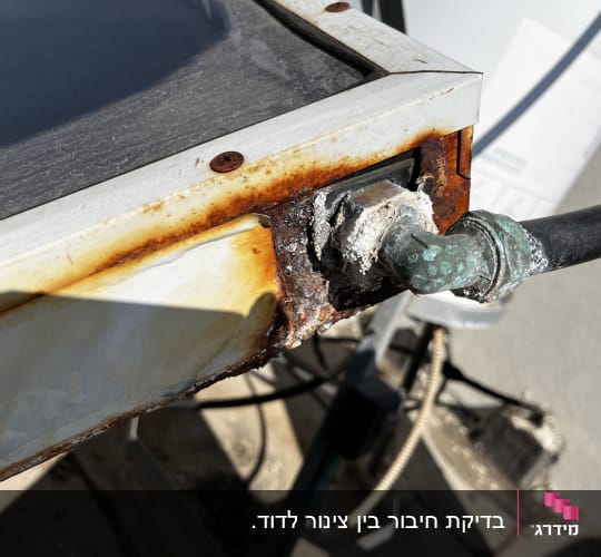 חלק חלוד של דוד שמש עם צינור מחובר